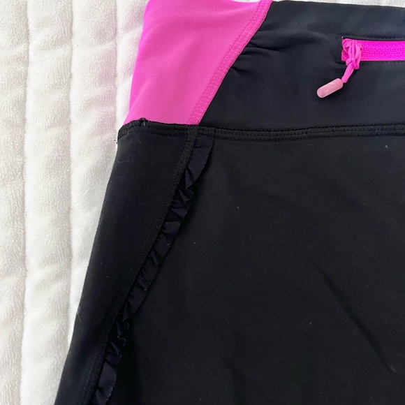 lululemon leggings Pink Black Ruffle Capri - Picture 3 of 4